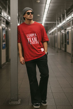 TRENDYOL MAN K?rm?z? Oversize/Genis Kesim Campus Team Bask?l? Forma Kumas T-Shirt TMNSS25TS00122