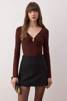 Kahverengi Aksesuar Detayl? V Yaka Vucuda Oturan Esnek Orme Alttan C?tc?tl? Body TWOAW26BD00002