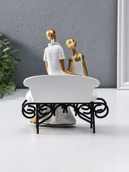 Сувенир полистоун "Родители с малышом на диванчике" бело-золотой 12,5х18х22,5 см