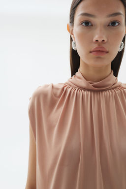 Top con cuello perkins