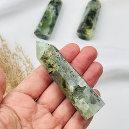 Кристалл из Пренита с Эпидотом - Радуга самоцветов фото 2