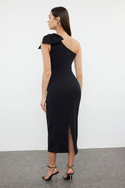 TRENDYOLMILLA Siyah Vucuda Oturan Tek Omuz Fiyonk Detayl? Dokuma S?k Midi Abiye Elbise TPRSS24EL00258  фото 5