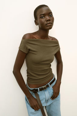 CAMISETA CUELLO BARCO / Khaki