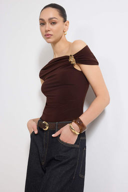 Kahverengi Fitted/Vucuda Oturan Asimetrik Yaka Aksesuar Detayl? Esnek Orme Bluz TWOSS26BZ00102