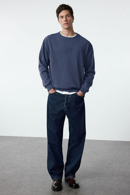 TRENDYOL MAN Koyu Kahverengi Oversize/Genis Kesim Kabartma Yaz? Bask?l? Ici Polarl? Sweatshirt TMNAW25SW00053 - Trendyolmilla фото 2