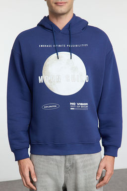 Lacivert Oversize/Genis Kesim Kapusonlu Ici Polarl? Bask?l? Sweatshirt TMNAW25SW00071