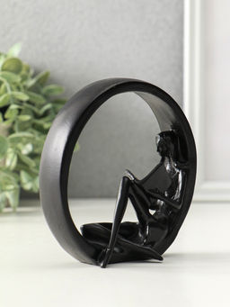 Сувенир полистоун "Девушка читает книгу" чёрный 4х11,3х11,7 см