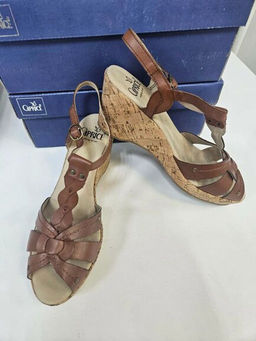 Caprice Босоножки на высокой пробковой танкетке р.40 орех