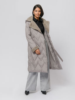 Пальто зимнее бежевого цвета с поясом и отложным воротником - 1001dress фото 3