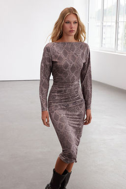 TRENDYOLMILLA Limited Edition Bask?l? Drapeli Vucuda Oturan Kay?k Yaka Esnek Maxi Orme Elbise TWOAW25EL00298