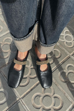 LEATHER BALLET FLATS WITH METAL STRAP - Zara фото 2