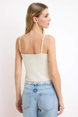 Ekru Fitted/Vucuda Oturan V Yaka Dantel Detayl? Fitilli Esnek Orme Atlet TWOSS26AL00002 - Trendyolmilla фото 4