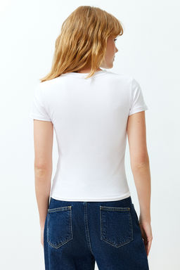 TRENDYOLMILLA Beyaz Bask?l? Bisiklet Yaka Slim Fit Ekstra Esnek Orme T-Shirt TWOSS24TS00096