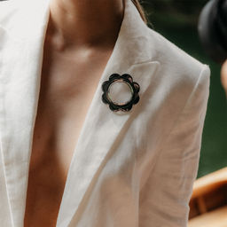 Брошь Черная ромашка