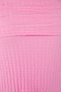 Pembe Dokulu Karmen Yaka Vucuda Oturan Crop Esnek Orme Bluz TWOSS25BZ00602