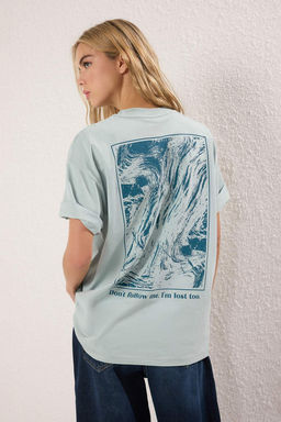 TRENDYOLMILLA Beyaz %100 Pamuk S?rt ve On Bask?l? Oversize/Rahat Kesim Orme T-Shirt TWOSS24TS00234