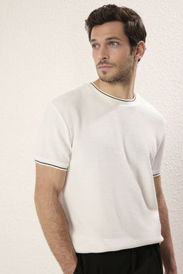 TRENDYOL MAN Beyaz Regular/Normal Kesim Dokulu Triko Bantl? T-Shirt TMNSS25TS00042 - Trendyolmilla фото 2