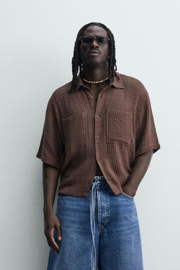 CAMISA RELAXED FIT ESTRUCTURA TEXTURA / Marr?n