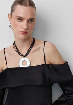 Платье из сатина с открытыми плечами