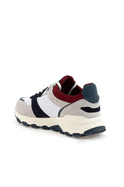 Мужская спортивная обувь с камнями