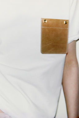 CAMISETA BOLSILLO CONTRASTE / Blanco - Zara фото 4