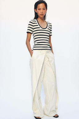 CAMISETA RIB ESCOTE REDONDO / Blanco / Negro