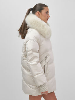 Куртка зимняя женская с мехом и капюшоном тренд бежевого цвета 7737B - Visdeer фото 4