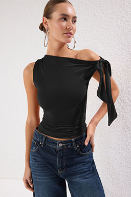 Siyah Asimetrik Yaka Baglama Detayl? Esnek Orme Bluz TWOSS25BZ00400