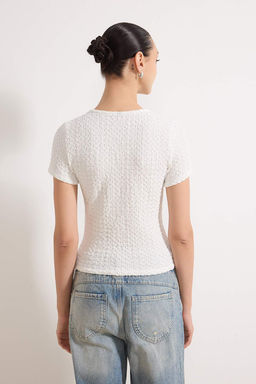 Ekru Fitted/Vucuda Oturan K?sa Kollu Dugmeli Dokulu Orme Bluz TWOSS26BZ00257