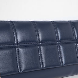 Сумка-клатч женская на магните, с серебристой цепочкой, однотонная, со стёжкой, синяя