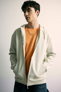 Толстовка обычного кроя с капюшоном на мягкой подкладке и на молнии