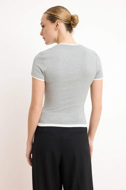 Gri Melanj Viskoz/Yumusak Kumasl? Renk Bloklu Vucuda Oturan Esnek Orme T-Shirt TWOSS24TS00063