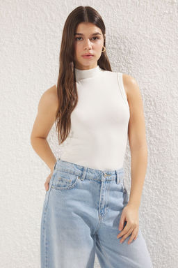 Trendyolmilla Siyah Yumusak Kumasl? Fitted/Vucuda Oturan Dik yaka Kolsuz Esnek Orme Bluz TWOSS25BZ00038  фото 9