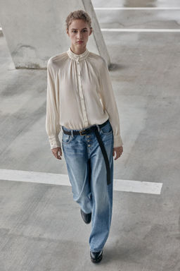 BLUSA SATINADA CUELLO SUBIDO / Crudo
