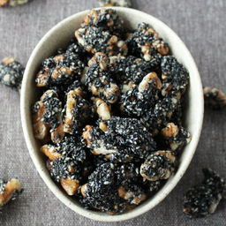 Грецкий орех в черном кунжуте