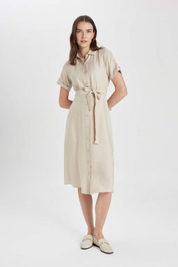 Льняное платье-миди с рубашечным воротником и поясом с короткими рукавами - Defacto фото 4