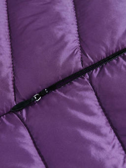 Куртка женская удлинённая стёганая с капюшоном и графеновой подкладкой фиолетового цвета 9628_1F