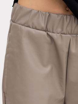 Брюки для девочек в сером цвете из экокожи - Mark formelle фото 6