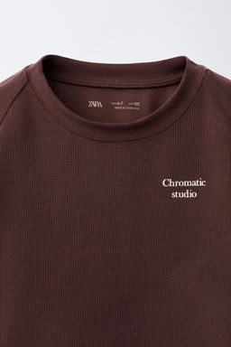 CAMISETA TEXTO RELIEVE CONTRASTE / Burdeos