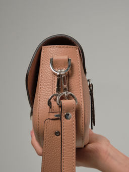 Сумка кожаная на плечо Azaro 31049 бежевая нуга