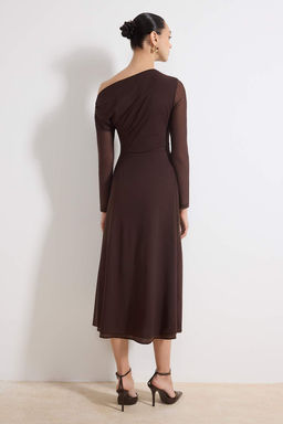 Kahverengi Aksesuar Detayl? Astarl? Tul Asimetrik Yaka Y?rtmacl? Maxi Orme Elbise TWOAW26EL00320