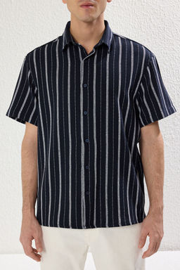 TRENDYOL MAN Lacivert Oversize Fit K?sa Kollu Cizgili Etamin Yazl?k Gomlek TMNSS25GO00012 - Trendyolmilla фото 4