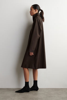 ABRIGO OVERSIZE CON CUELLO ALTO