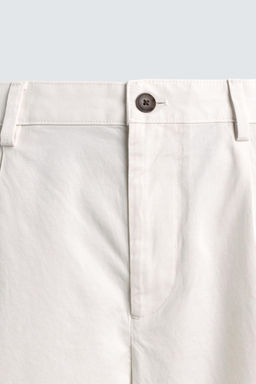 BERMUDA REGULAR FIT PLIEGUES / Blanco roto