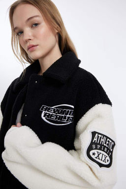 Плюшевая куртка-бомбер с карманами и карманами на кнопках с вышивкой поло большого размера - Defacto фото 8