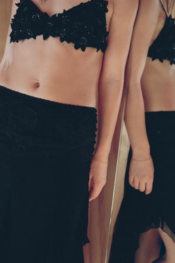 BRALETTE FLORES RELIEVE ABALORIOS / Negro - Zara фото 2