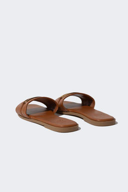 Женские тапочки из искусственной кожи на плоской подошве с одним ремешком - Defacto фото 4