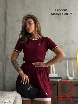 Женский костюм с юбкой