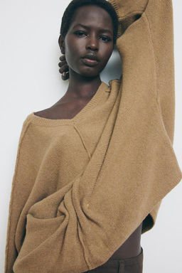 GOLD APPLIQUE KNIT SWEATER