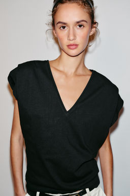 CAMISETA ESCOTE PICO ALGOD?N / Negro - Zara фото 2
